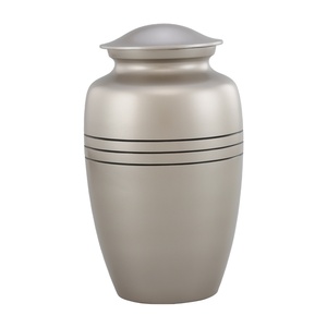 Urnes funéraires en métal de style américain classique écologique durable finition or taille adulte avec bandes d'accent noires personnalisables - Product Image 4