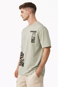 Camiseta gráfica con tipografía Courageous para hombre, color verde salvia, mezcla de algodón de primera calidad, camiseta informal estilo streetwear - Product Image 2