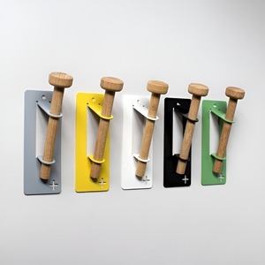 Porte-manteau mural simple en métal et bois avec design multicolore, porte-clés derrière la porte pour salle de bain - Product Image 3