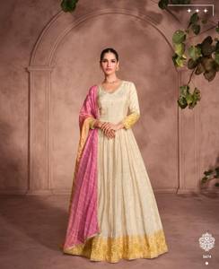 Robe Anarkali Moderne Brodée Scintillante Prête à Porter (Taille Unique) pour Fêtes, Diwali, Mariages - Longueur au Sol, Coupe Classique - Product Image 1