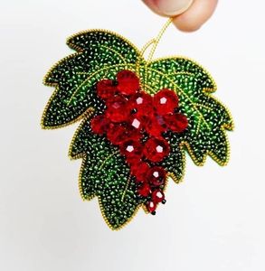 Broche Bordado con Cuentas de Inspiración Vintage, Pin Decorativo Hecho a Mano para Mujeres y Niñas - Product Image 3