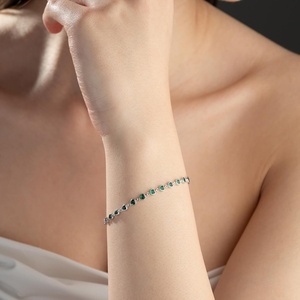 สร้อยข้อมือชาร์มสุดหรู-ฮอลล์มาร์ค ซิลเวอร์ ลิตเติ้ล กรีน ฮาร์ท - Product Image 1
