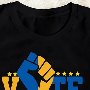 เสื้อยืดสีดำลายกราฟิก VOTE สำหรับผู้หญิง ลายสมาคมนักศึกษากรีก แขนสั้น คอกลม สไตล์ลำลอง สำหรับใส่ในมหาวิทยาลัย สามารถสั่งทำได้ - Product Image 4