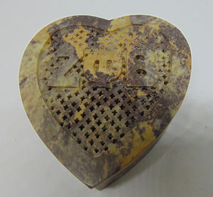 Caja de Recuerdos Tradicional en Forma de Corazón, Hecha a Mano, de Alta Calidad, Grabada y Tallada en Piedra - Product Image 5