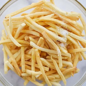 Frites surgelées de qualité supérieure, biologiques, pour une couleur dorée uniforme et une texture croustillante, idéales pour les restaurants et les cafés. - Product Image 1