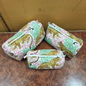 Juego de 3 Bolsas de Maquillaje Acolchadas con Cierre de Cremallera de Algodón, Ecológicas, de Gran Capacidad, con Estampados de Animales, Hechas a Mano - Product Image 1