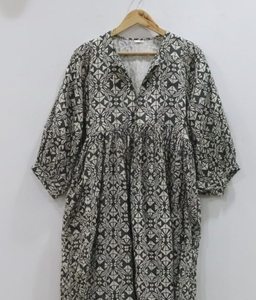 Vestido Túnica Midi Hecho a Mano en India 100% Algodón para Mujer |   Ropa Formal de Oficina Ecológica y Transpirable, Corte en A, Floral, Dibujada a Mano, Natural - Product Image 4