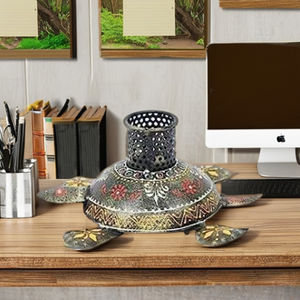 Rehaussez vos pensées : Support de stylo tortue d'Inde, décoration utilitaire de bureau pour la maison, les salles d'étude et les configurations de bureaux structurées - Product Image 1