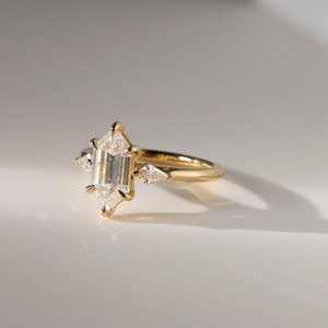 Anillo de compromiso de oro amarillo de 10K con solitario hexagonal blanco de 6 garras y piedra lateral de circonita cúbica con corte cometa - Product Image 2
