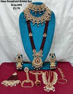 Parure de collier ras-du-cou et boucles d'oreilles de mariée traditionnelles indiennes en cristal plaqué or rose de haute qualité, avec pierres précieuses lourdes et Maang Tik pour mariage - Product Image 1