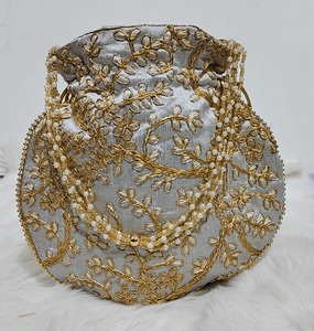 Bolsa Potli Artesanal Jaipurios con Trabajo Dorado Arti Tari, Asa de Perlas y Cordón Ajustable, Económica, para Regalo de Boda o Festivo - Product Image 6