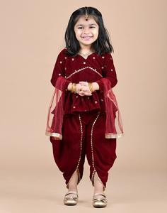 Kurta de terciopelo con adornos y mangas largas, dupatta y dhoti liso - Color granate - Product Image 6