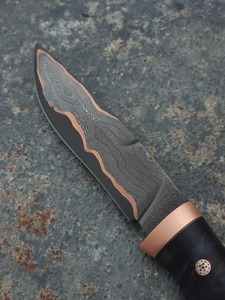 Cuchillo de Caza de Acero de Damasco y Cobre Hecho a Mano por Edge Master, Mango de Resina Negra, Forjado a Medida, Punta Caída, 10 Pulgadas - Product Image 6