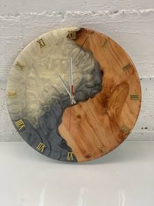 Reloj de Pared Redondo de Madera Moderno, Funciona con Batería, Movimiento de Cuarzo, Hora Precisa, Números Romanos Dorados - Product Image 1