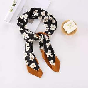 Foulard carré élégant pour femme, en satin de soie doux de qualité supérieure, imprimé, de créateur, utilisable comme foulard de tête, foulard de cou ou bandana - Product Image 1