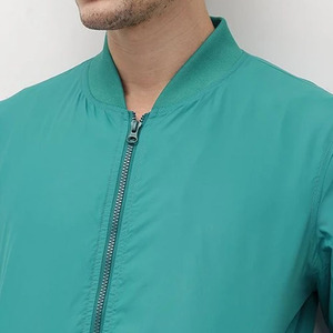 เสื้อแจ็คเก็ตบอมเบอร์สีพื้นสำหรับผู้ชาย ปิดด้วยซิป สวมใส่สบายๆ ในฤดูใบไม้ร่วง กันลม ผลิตจากวัสดุโพลีเอสเตอร์ คอตั้ง - Product Image 3