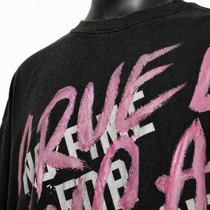 Camisetas formales de algodón 100% para hombre, de gran tamaño, con estampado tipográfico en rosa intenso, hombros caídos y corte holgado. - Product Image 5