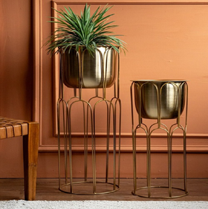 Pot de fleurs métallique doré, opulent et éclatant, sur un support en fer noir moderne et élégant, disponible à prix de gros. - Product Image 3