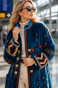 Manteau long luxueux en velours bleu brodé Suzani, style bohème chic, inspiré du vintage, pour femme - Product Image 3