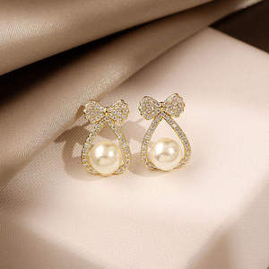 Boucles d'oreilles unisexes en or massif 14 carats avec nœud en diamant - Bijoux romantiques vintage pour mariage, anniversaire et fête - Product Image 3