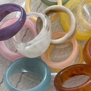 กำไลข้อมือเรซิ่นปรับได้สำหรับผู้หญิง งานฝีมือเรซิ่นขายส่ง สไตล์โรแมนติก สีเต่าแบบกำหนดเองได้ - Product Image 3