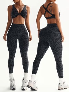Conjunto de yoga de 2 piezas sin costuras para mujer, estampado de leopardo, sujetador deportivo con diseño cruzado y leggings de cintura alta con efecto fruncido para gimnasio - Product Image 6