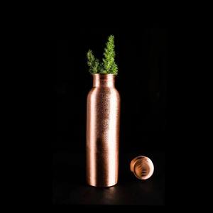 Botella de Agua de Cobre Hecha a Mano con Acabado Rústico, Almacenamiento Ayurvédico para una Vida Saludable, Botella de Cobre Pulido de Lujo, Elegante para la Mesa - Product Image 3