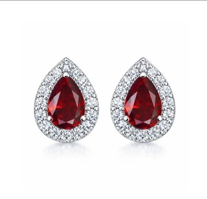 Boucles d'oreilles clous tendance en argent 925 plaqué rhodium avec grenat taille poire et halo de zircone cubique pour femme, idéales pour fiançailles, mariage et soirées - Collection Rhaya - Product Image 1