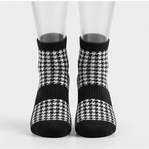 Chaussettes courtes pour hommes, motif pied-de-poule, tricotées, noir et blanc, usage quotidien, style classique - Product Image 1