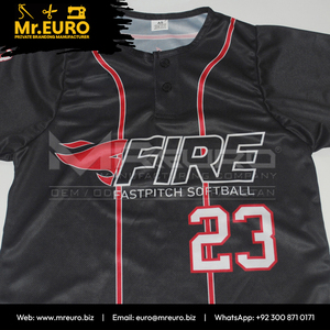 Camiseta de Softbol Sublimada Personalizada, Unisex, Negra y Roja, Modelo Fire Team 23, Absorbe la Humedad, Antibacteriana, Cuello en V, Cierre de Botones, para Adultos - Product Image 5