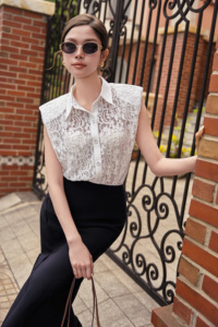 Blusa Blanca sin Mangas con Encaje Floral para Mujer, con Hombreras, Cuello Clásico, Botones al Frente, 100% Poliéster, GINNY - Product Image 4
