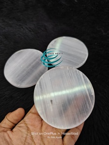 แผ่นรองแก้วคริสตัลเซเลไนต์ธรรมชาติ RAIS AGATE ขัดเงา แกะสลักด้วยมือ สำหรับบำบัดรักษา ตกแต่งบ้าน พลังงานคริสตัล - Product Image 3