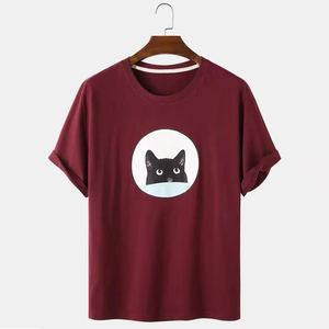 เสื้อยืดแขนสั้นสีแดงเลือดหมูสำหรับผู้ชาย พิมพ์ลายแมวดำ คอกลม ผ้าฝ้าย 100% ทรงปกติ พิมพ์ลายดิจิทัล โลโก้ด้านหน้า - Product Image 1