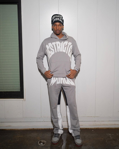 ชุดวอร์มผู้ชายสไตล์ Y2K สีชมพูพิมพ์ลายเปลวไฟ เสื้อฮู้ด กางเกงขายาวทรงบาน ชุดสตรีทแวร์ พิมพ์ลายพัฟฟ์ รับสกรีนโลโก้ - Product Image 3