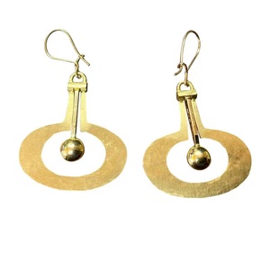 Boucles d'oreilles pendantes en laiton faites à la main avec placage or antique, design tendance pour mariage, élégance moderne - Product Image 4