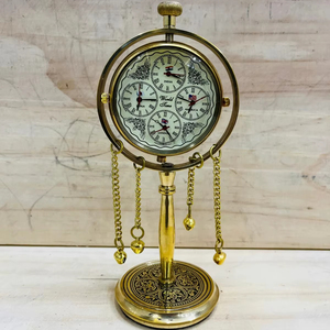 Horloge mondiale portable en laiton Victoria, fabriquée à la main, moderne, avec 4 fuseaux horaires et un support très design et unique - Product Image 1