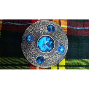 Broche celta antiguo de 4 pulgadas con diseño de kilt escocés y piedra azul cielo, el más vendido para vestidos de las Tierras Altas - Product Image 2
