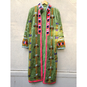 Chaqueta de terciopelo verde bordada a mano con diseño floral Suzani, abrigo largo étnico bohemio para mujer, ropa de abrigo de invierno, regalo para ella. - Product Image 1