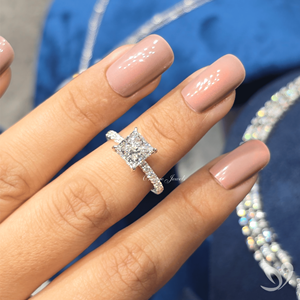 Anillo de Compromiso con Halo Oculto y Diamante Cultivado en Laboratorio con Corte Princesa de 2 Quilates, Certificado por IGI |   Anillo de Oro Sólido de 10k con Acentos Solitarios - Product Image 3