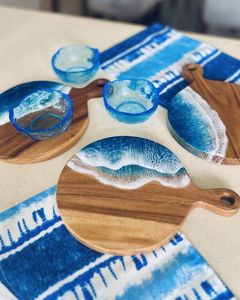 ถาดเสิร์ฟไม้เรซิ่นอีพ็อกซี่จากโรงงานโดยตรง งานแฮนด์เมดลายแม่น้ำ ถาดไม้สำหรับเสิร์ฟชีส ขนมปัง และของว่าง - Product Image 1