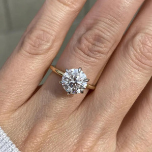 Anillo de Compromiso Solitario con Diamante Cultivado en Laboratorio, Corte Brillante Redondo, Clásico, con 6 Puntas, en Oro Amarillo, para Mujer - Product Image 3