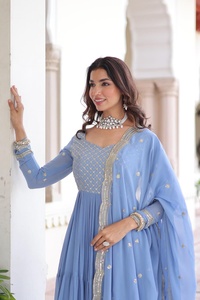 Vestido de Georgette Sintética para Mujer con Lentejuelas, Bordado Zari y Dupatta con Trabajo de Corte, Listo para Usar, Estilo Indo-Occidental, para Fiestas y Bodas - Product Image 4