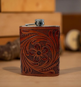 กระติกน้ำหนังลายดอกไม้ ดีไซน์สวยงาม เหมาะสำหรับพกพา ใช้ในกระเป๋าเดินทาง และใช้ส่วนตัว ภาชนะใส่เครื่องดื่มแบบพกพาทันสมัยจากอินเดีย - Product Image 1