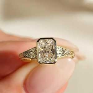 Anillo de compromiso de moissanita de corte radiante de 2.5 CT, solitario vintage con engaste de bisel en oro de 10K, anillo de filigrana grabado a mano para ella - Product Image 4