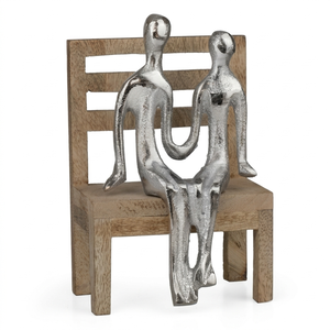 Vente en gros de figurines de couple modernes en métal assises sur une chaise en bois, sculpture pour la décoration de table à la maison, cadeau romantique pour la Saint-Valentin - Product Image 1