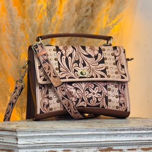 Bolso Bandolera Compacto de Cuero Genuino Venus Leathers, Hecho a Mano, con Cierre de Cremallera y Patrón de Letras, Estilo Western, para Mujer - Product Image 1