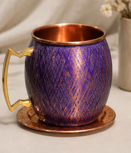 Taza de cobre Moscow Mule artesanal exótica con diseño cruzado en negro carbón y dorado, pintada a mano con un patrón lineal geométrico de lujo. - Product Image 4