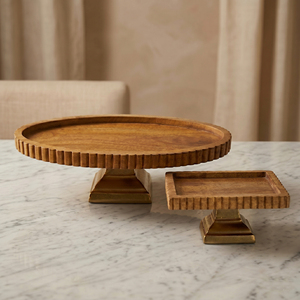 Ensemble de supports à gâteaux élégants en bois, ronds et carrés, avec des bords cannelés et des bases dorées robustes, parfait pour un service et des présentations modernes. - Product Image 2