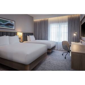 หัวเตียงห้องนอนสไตล์ควีนไซส์พร้อมโต๊ะข้างเตียง ทำจากไม้อัดเคลือบเงา แบบประกอบสำเร็จ ขายส่ง - Product Image 2