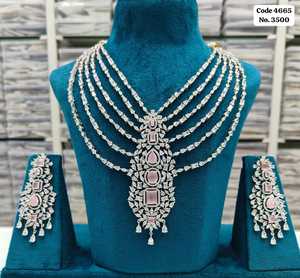 Elegante conjunto de collar nupcial en capas con detalles en verde menta y AD, con juego de aretes para mujer - Product Image 1